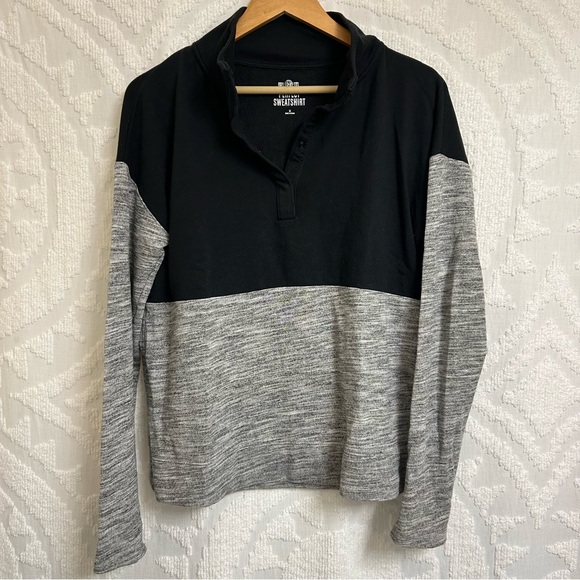 SO Snap Up Colorblock Perfect Pullover Sweatshirt in Black and Gray - Picture 4 of 9